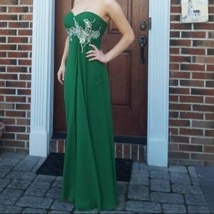 Stunning emerald green prom dress